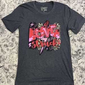 LOVE STRUCK GRAPHIC TEE (S, XL)